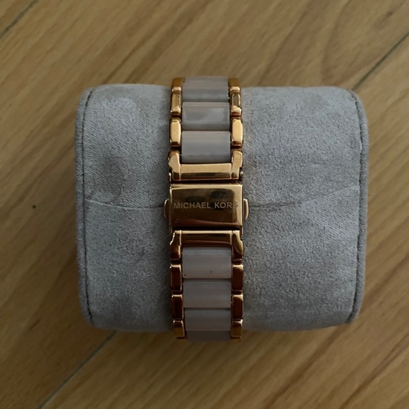 Michael Kors Rose Gold Watch - Picture 2 of 3